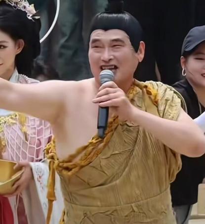 6 月 28 日，山东招远淘金小镇迎来了人气嘉宾朱之文，也就是大家熟悉的 “大衣