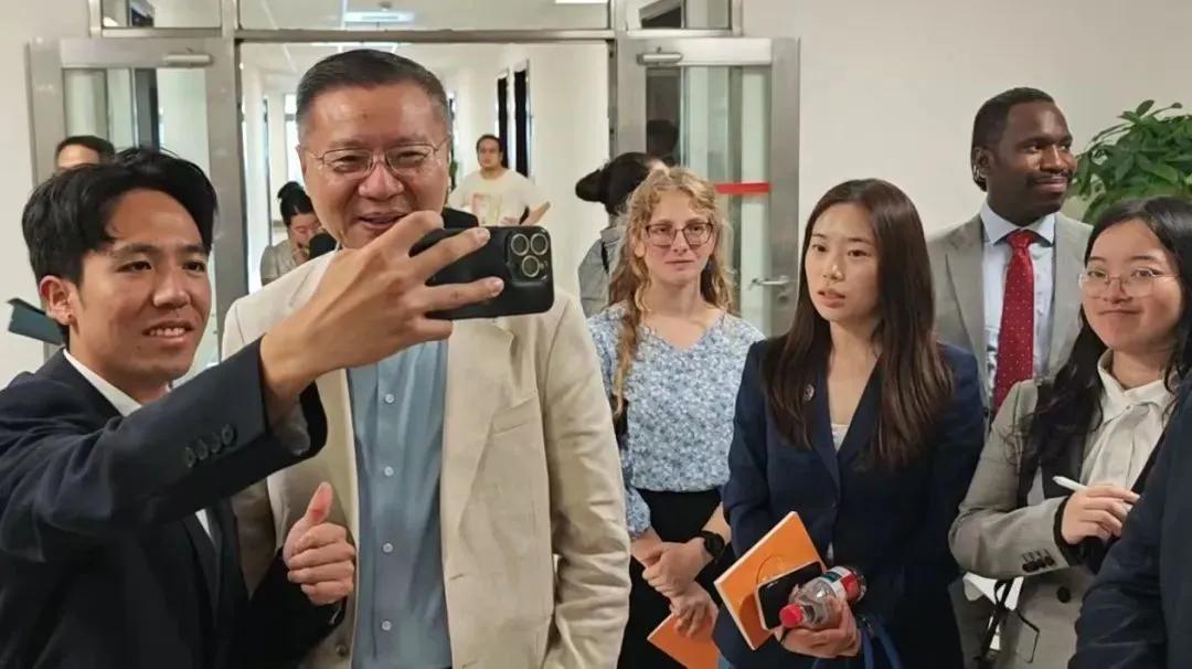 中美大学生代表团来访，张维为教授热烈欢迎。
25人中美大学生代表于7月21日来到