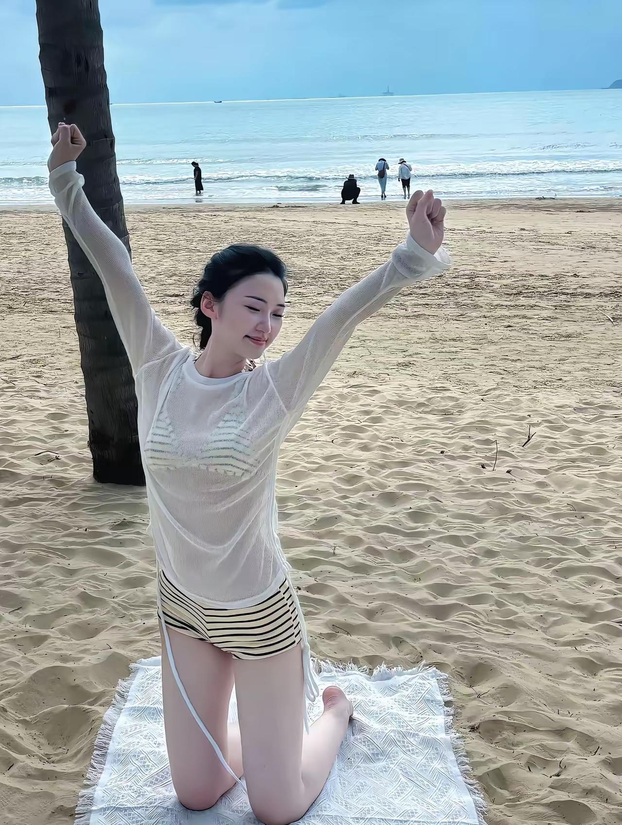 海边瑜伽打卡，享受阳光与海风🌊🧘‍♀️