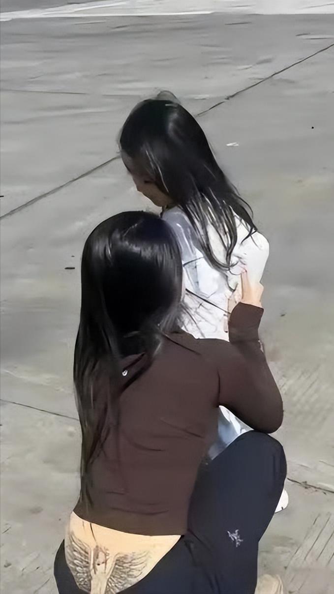 纹身不是 “叛逆标签”，她后腰的翅膀，正轻轻护着怀里的小柔软。