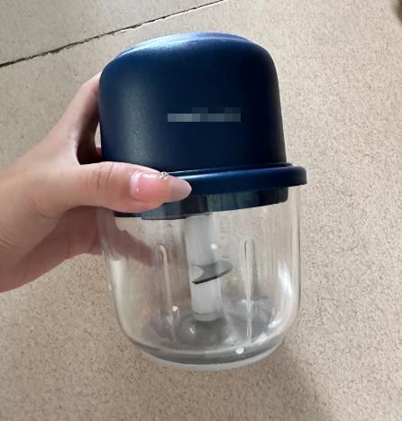 “被央视曝光了！”北京，一女子花7元网购了一台搅蒜机，收到货后，却发现机器是坏的