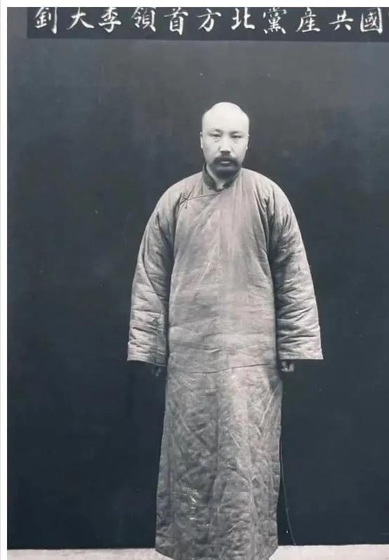 1927年，李大钊被刽子手绞刑架。随着一声“起”，李大钊被吊在了空中，可就在他快