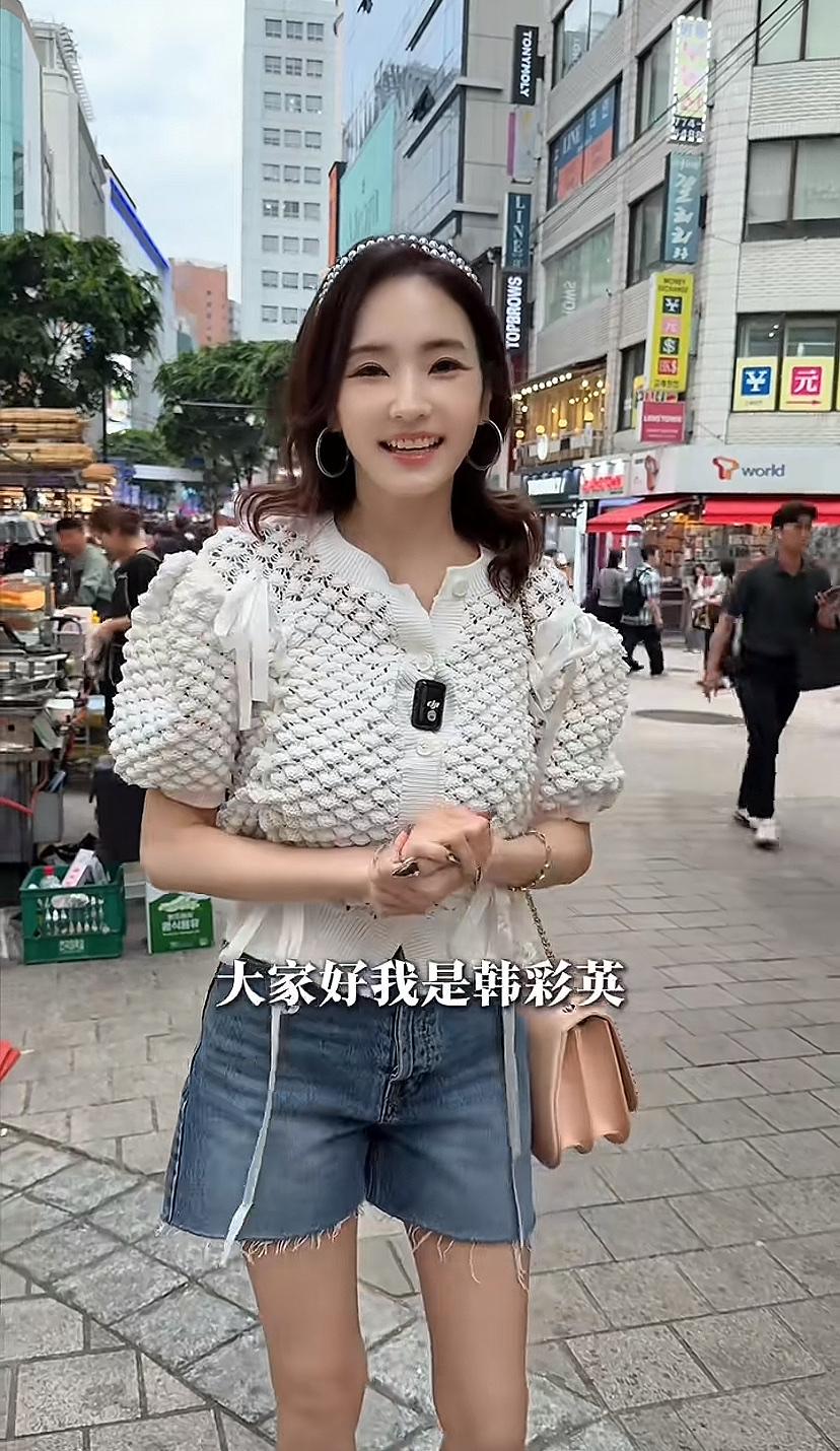 韩彩英中文说的真好，45岁的样子和20年前好像没有多大变化啊。
2004年韩彩英