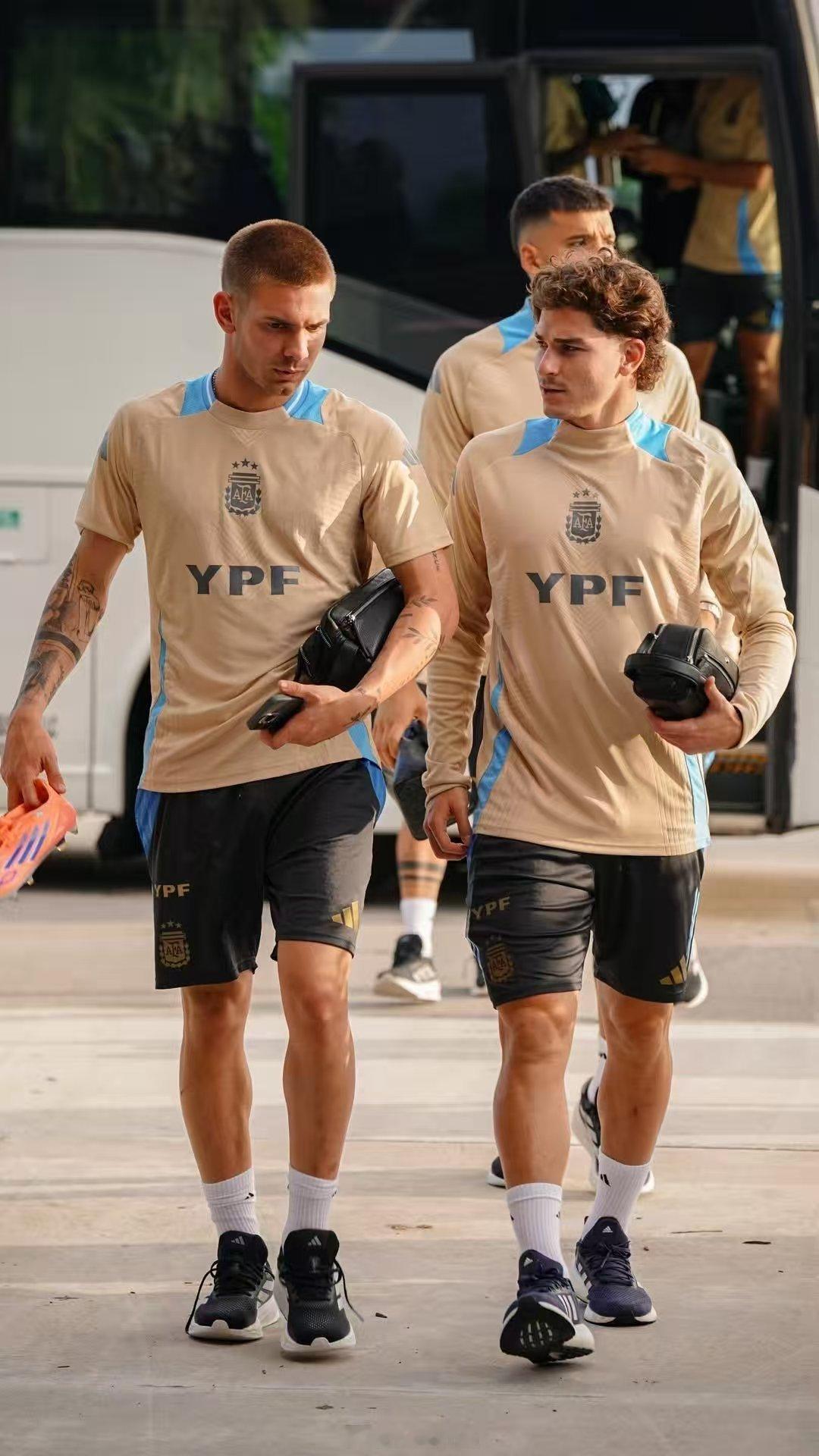 马斯坦托诺[超话] 那年还是蕾丝哥旁边的小球童，现在已经肩并肩在国家队了😄马斯