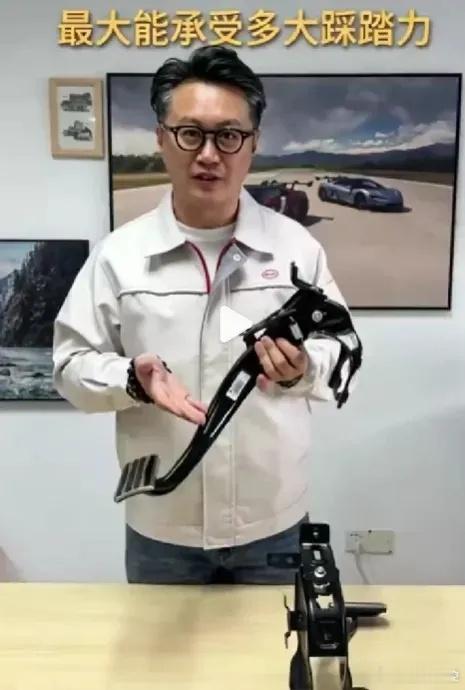 比亚迪公开：仰望制动踏板材质及踏板力昨天，仰望汽车总经理助理郑羽发了条视频，现场