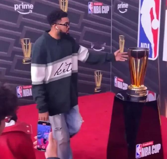 别再信什么“触摸奖杯必输”了！唐斯赛前摸了，尼克斯反手碾碎马刺夺冠。ESPN数据