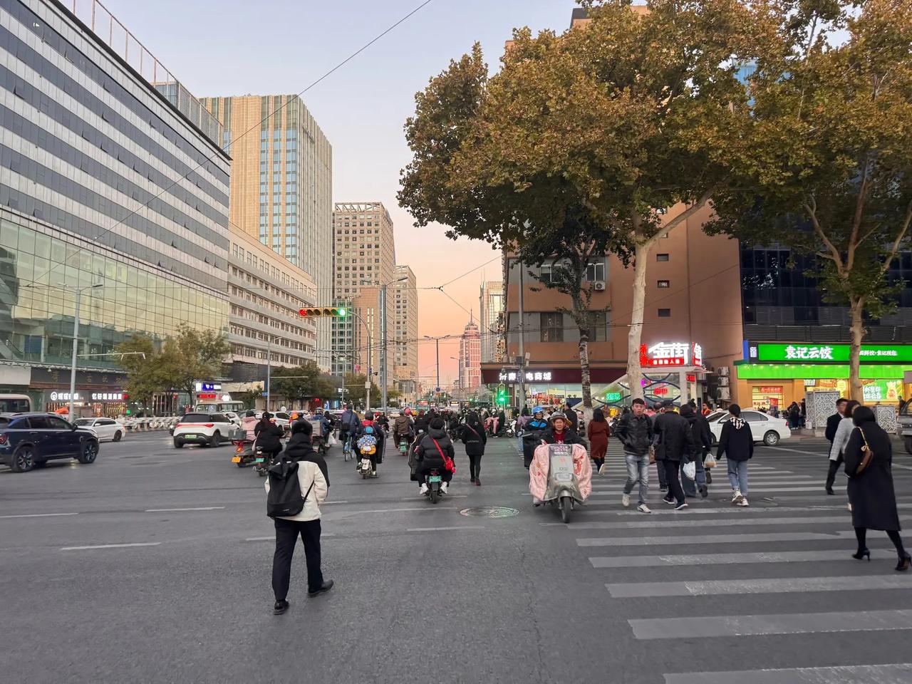 于海青：为何说济南是一座让人温暖的城市？ 作为山东省的省会，也是著名的泉城，市里