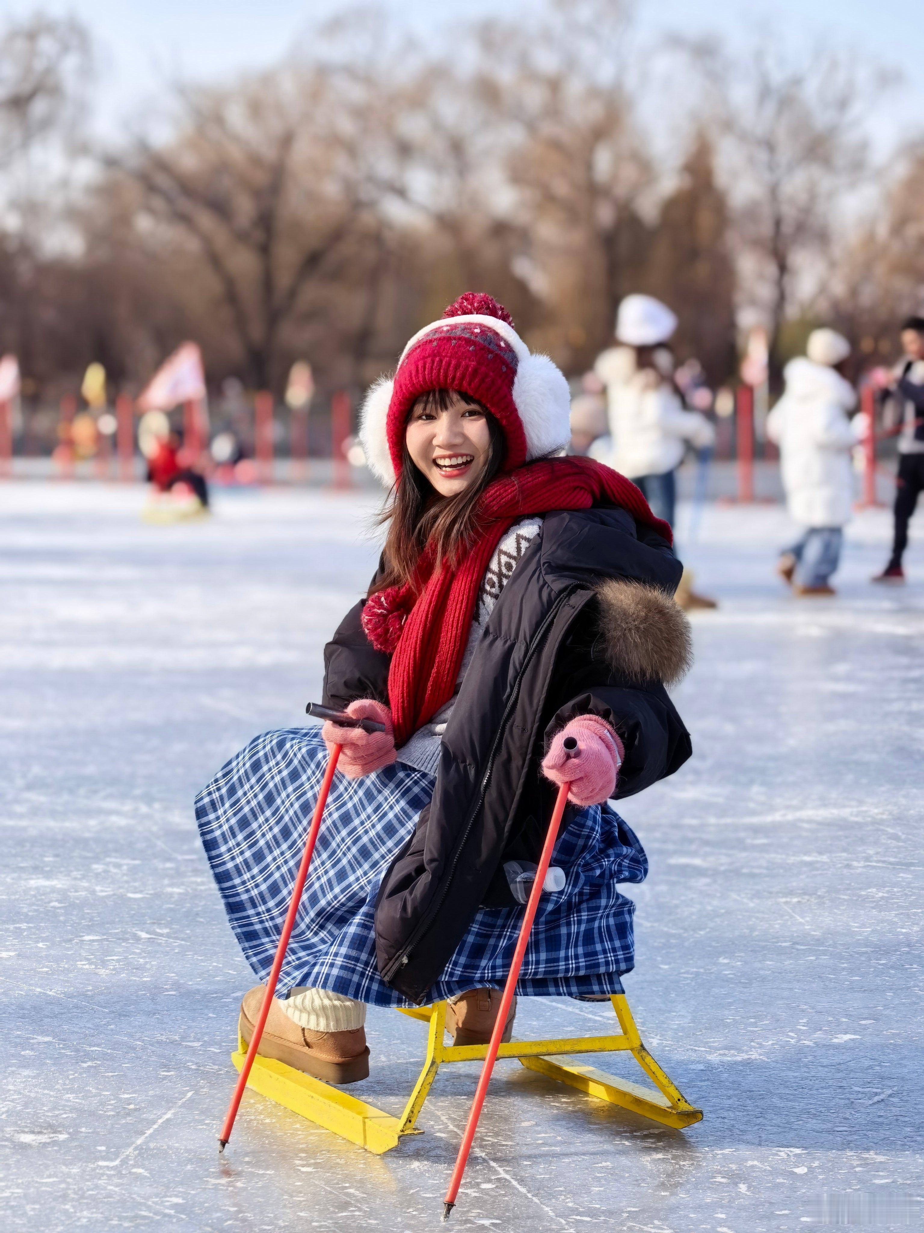 今天去圆明园滑冰，太好玩了叭是在湖上面滑，好神奇啊这么厚的冰，这就是北方朋友的童