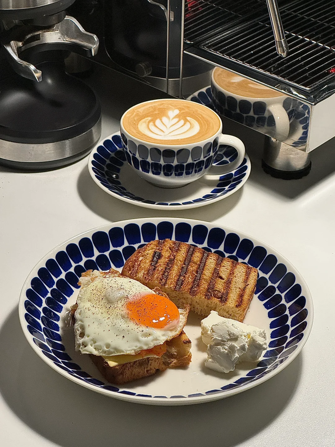 06.30周末Brunch｜泡菜煎蛋三明治 拿铁咖啡