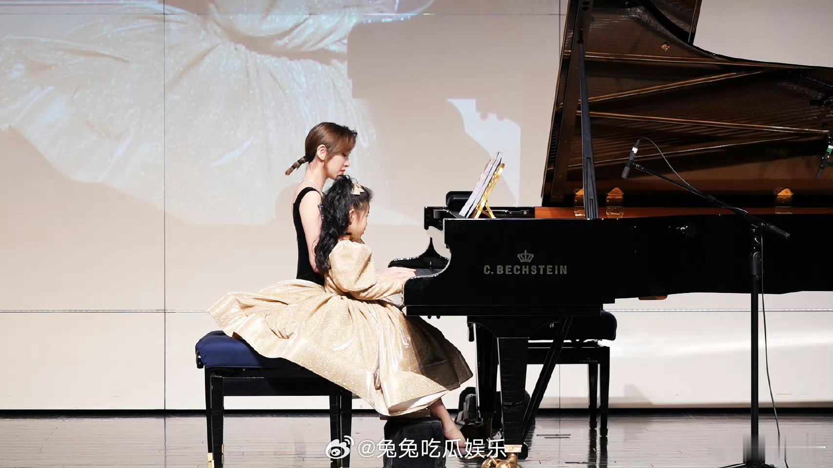 唐艺昕分享女儿钢琴演出照  张若昀唐艺昕女儿钢琴演出照   唐艺昕分享女儿钢琴演