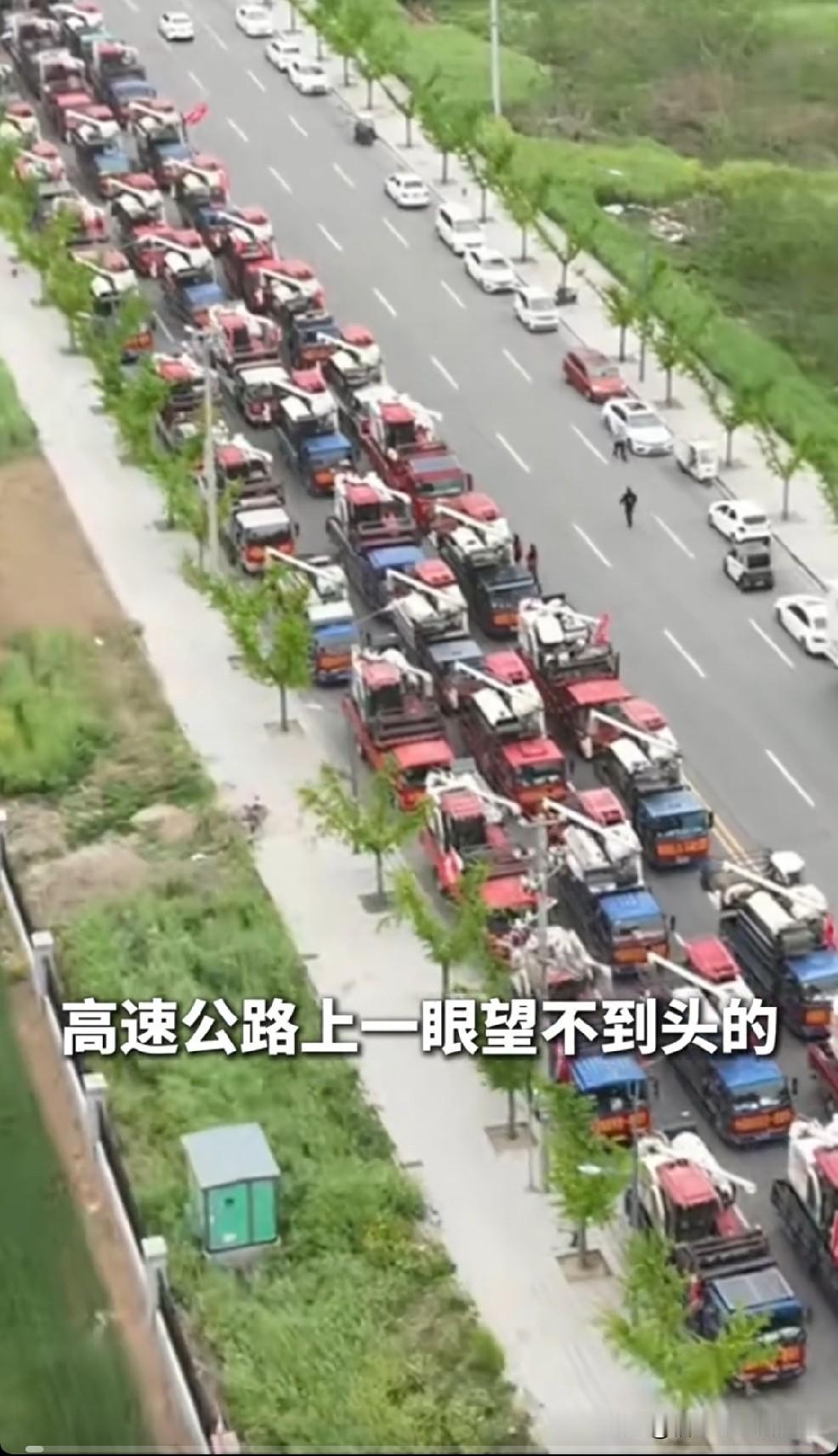 最近全国各地赶往湖北襄阳抢收麦子，看到那场面，一下子就把我拉到了80年代，那时村