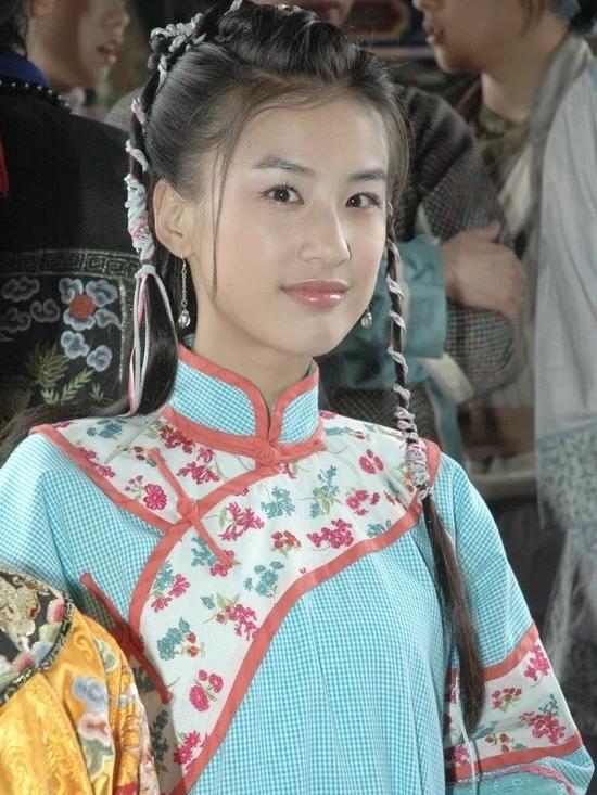 电视剧《功夫状元》发布会，黄圣依以剧中造型亮相，那一年《功夫》刚上映，星女郎的身