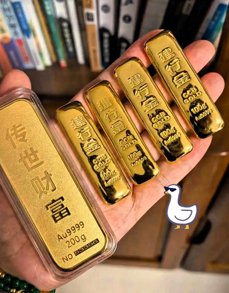 刚逛完商场直接看傻了！
各大金店全是密密麻麻的人，
试戴项链的、咨询手镯的挤得转