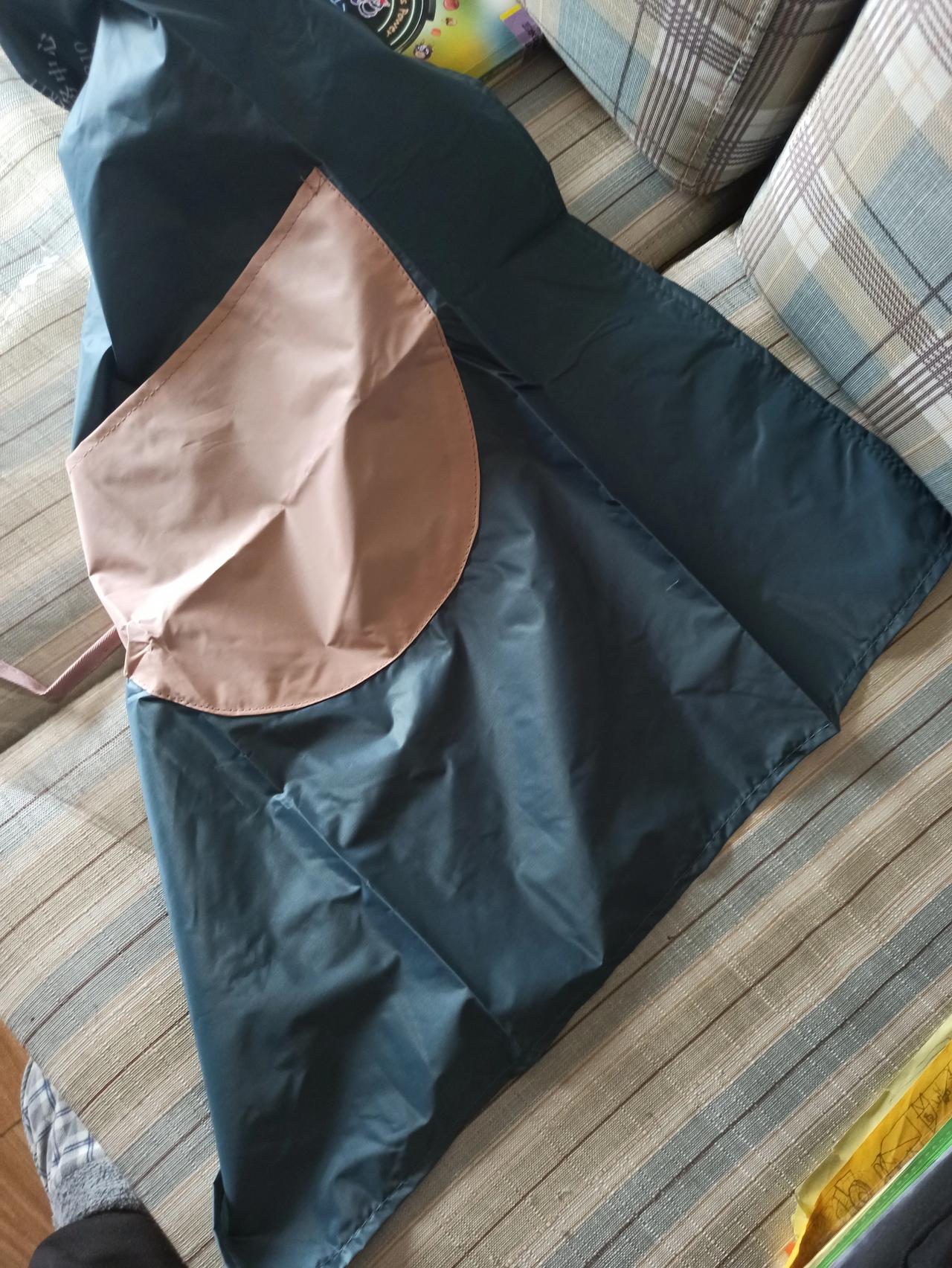 你家物业公司今天发了什么礼物?
我们小区发了条做饭用的围裙，
看起来就一两块钱的