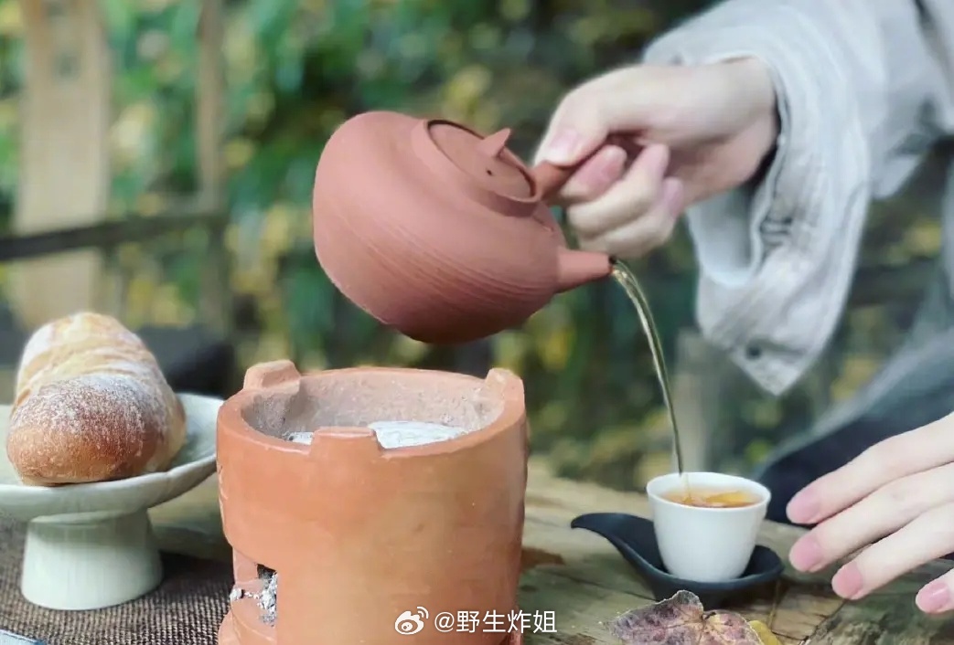 成毅这是气血足天然的粉指甲吧？ ​​​