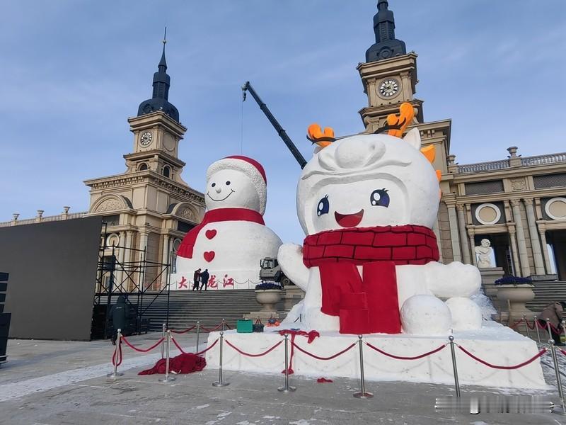 哈尔滨大雪人建设挑战重重。从原料看，用特制“人工雪”，得过滤松花江原水，保证雪质