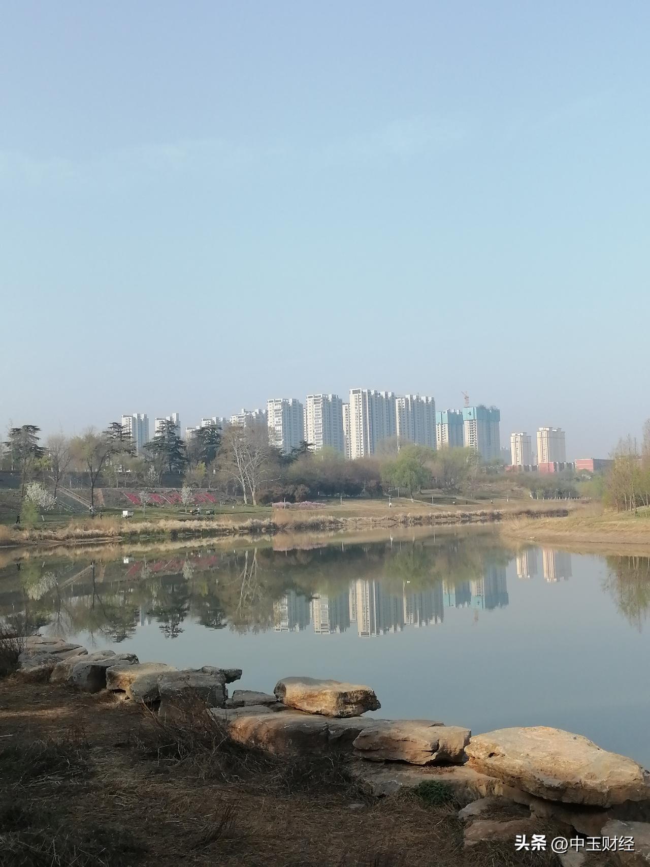 分享湖边照片最爱湖东行步足，绿杨茵里白沙堤。一步一景，湖光天色。