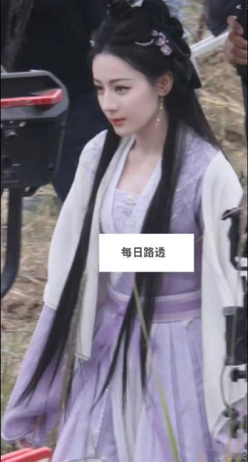 #迪丽热巴紫衣舞剑力量感#迪丽热巴陈飞宇新剧慕胥辞最新路透，迪丽热巴身穿紫衣舞剑