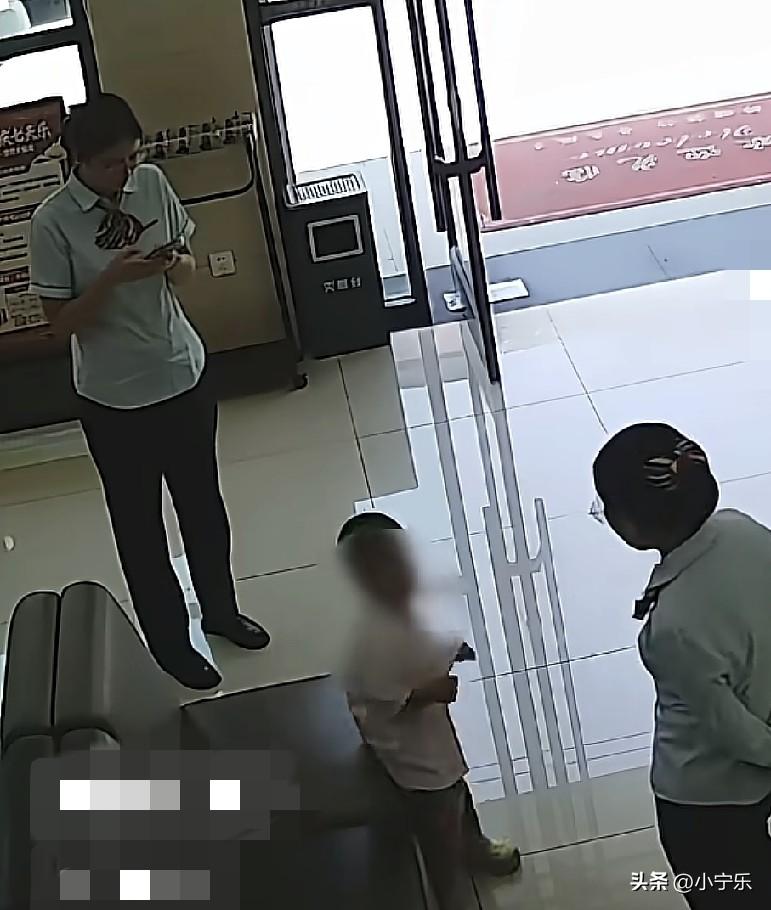 近日，湖北仙桃，一3岁男童不慎和奶奶走散，男童多次进出邮政服务厅，一名工作人员发