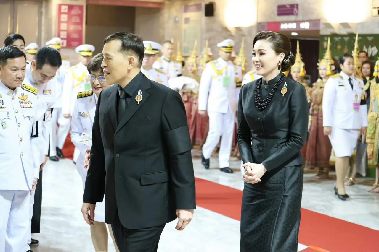 泰国文化表演现场，没有华服珠宝，没有肃穆神情……

这场国丧期的特殊亮相，背后深