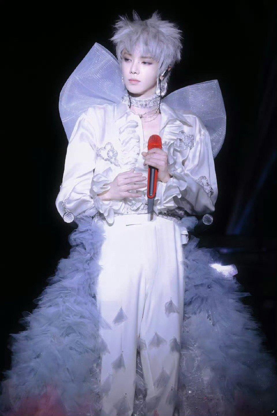 华晨宇穿这么仙唱这么凶华晨宇今晚演唱会的妆造🈶 ​​​