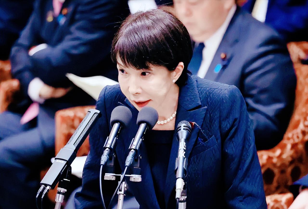 直接戳中了日本的死穴！霍尔木兹海峡一被掐，日本瞬间陷入“无油可用”的恐慌，95%