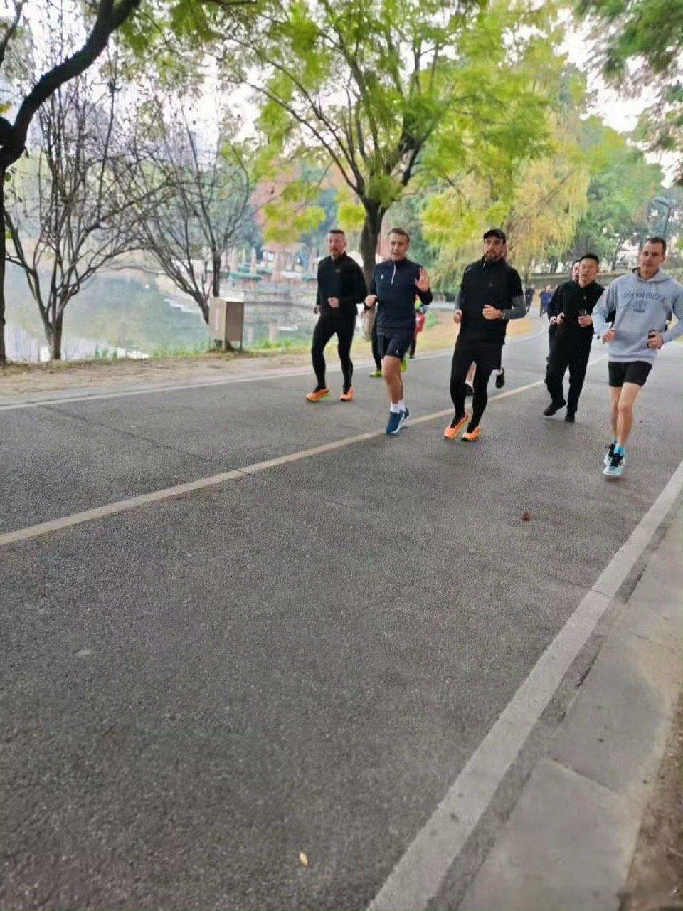 阎肃观察肃言肃语 【法国总统在成都晨跑】12月5日，有成都当地网友拍到法国总统马