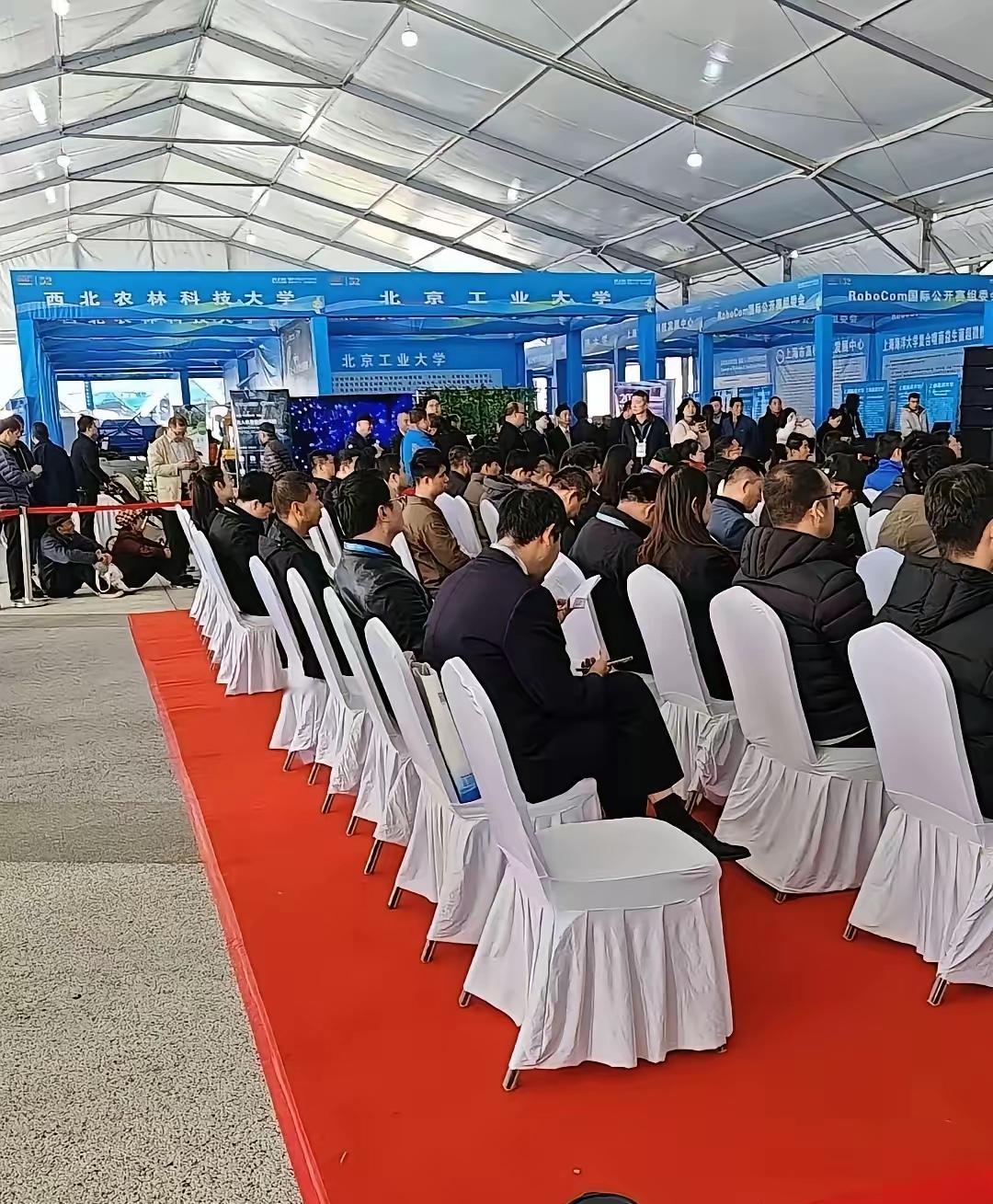 四中全会给所有人提了个醒
​不是因为会开了三天，
也不是因为公报长，而是提出要