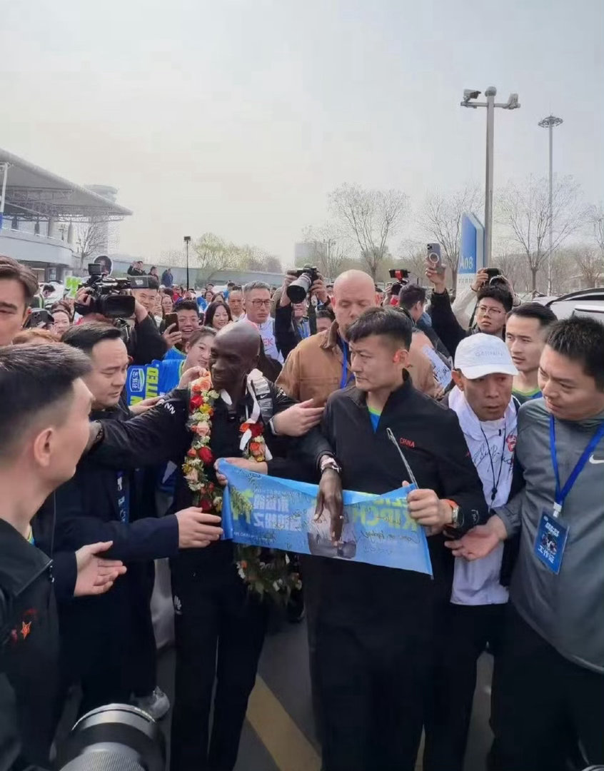马拉松传奇空降石家庄！基普乔格将助阵2026石马，与巩立姣共同鸣枪🏃♂️基普乔