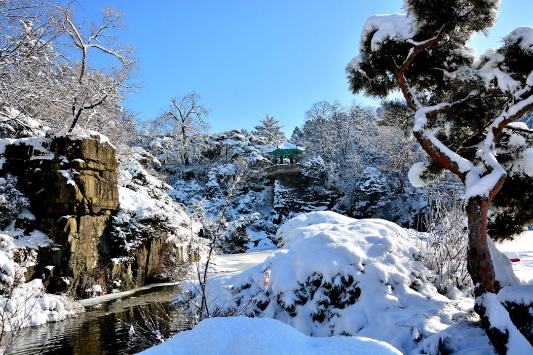 牡丹峰是位于朝鲜首都平壤市中心的名胜，那里展现异彩的雪景，给人带来格外的情趣。