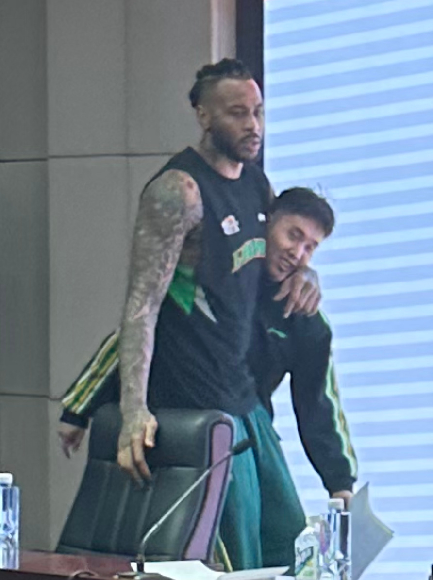 太有闹了哈哈哈，莫兰德赛后发布会“搂着”翻译来的 沈阳·辽宁体育馆