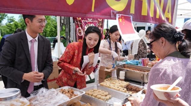 当地时间6月2日，备受关注的年度国际义卖活动在纽约联合国总部正式拉开帷幕。

这