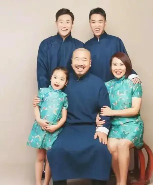 大年初二凌晨，王小利儿子王亮宣布父子关系破裂，从此山水不相逢。据称是因为后妈而起