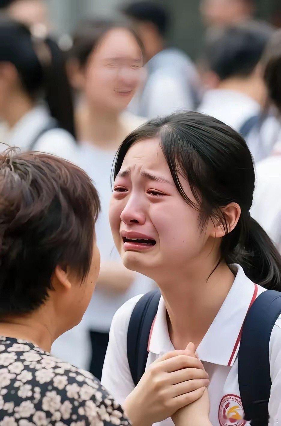 今年高考数学一考完不少家长的心态都跟着崩了那难度，直接把孩子考懵，有些考生哭红了
