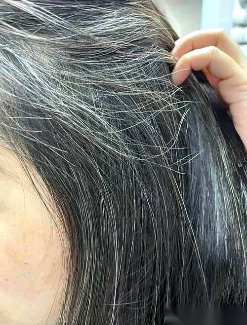 “王老师，你这头白发太扎眼了，去染个黑吧，起码能年轻十岁！”
办公桌旁，同事伸着