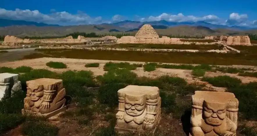 去年在贺兰山下清一座陪葬墓，土里扒出来三具人骨头。一个跪着，脑袋后头有个洞；一个