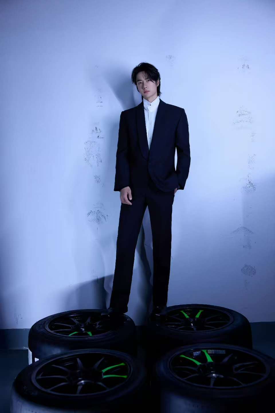 娱乐[超话]王一博赛车服变华服王一博脚踩轮胎 王一博赛车服变华服，太帅了吧！ ​