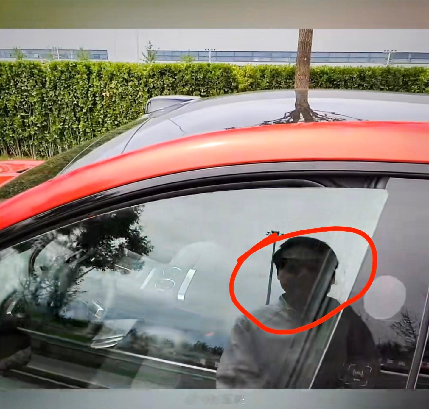 你们发现了没？雷总的视频中戴的AI眼镜可以拍摄第一视角[吃瓜] ​​​