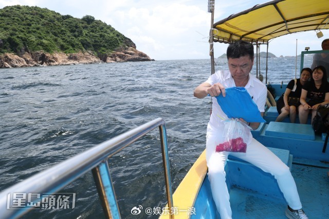 艾威以海葬告别Lisa艾威Lisa游泳相识海葬告别 据港媒，近日，艾威以海葬形式