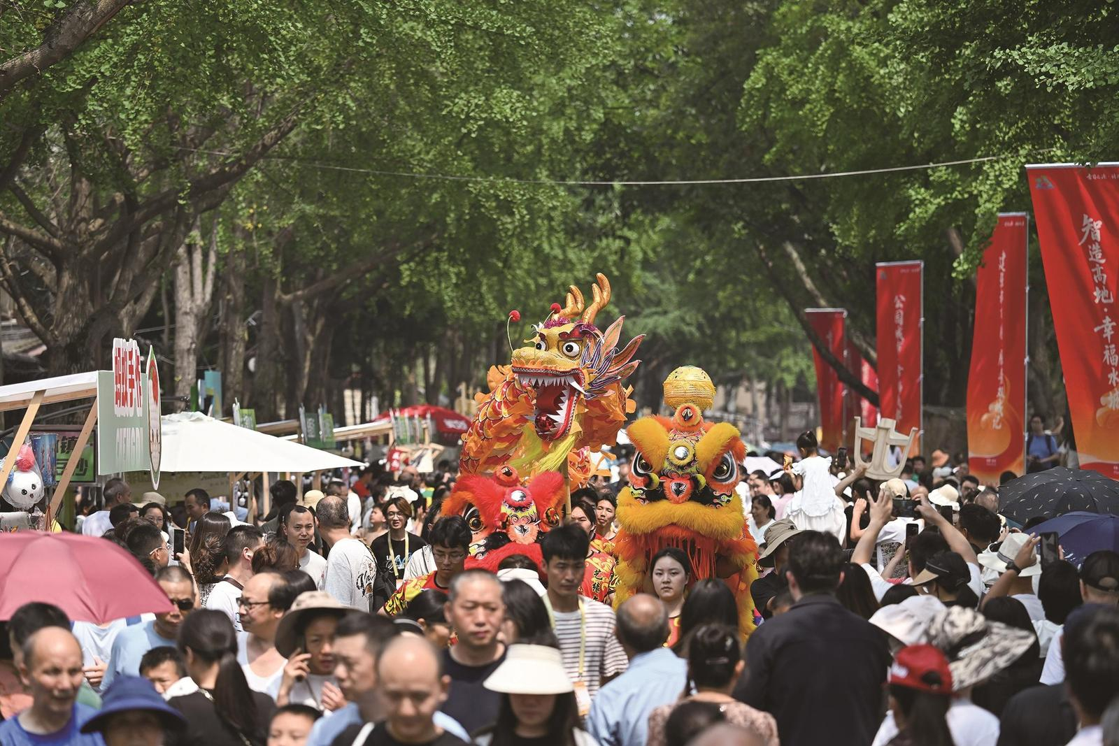 这个端午假期成都热力全开 从商圈消费到景区餐饮，从非遗手作到特色伴手礼，各类消费