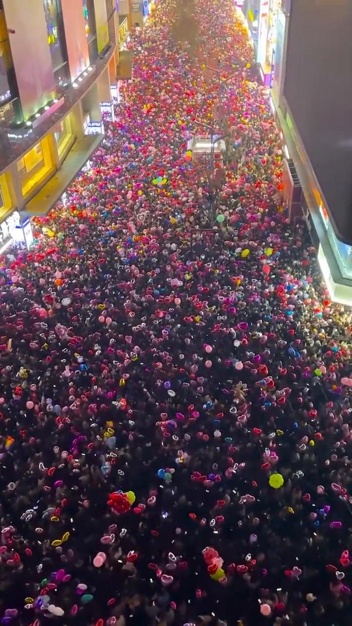 这是哪里的跨年现场？
·这是合肥跨年现场，气球多的让无人机都想申请空中交通管制，