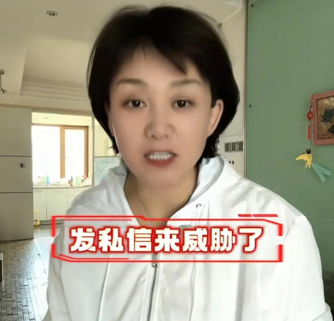 这个女记者叫杨威，抖音粉丝577万。因为转发并制作了漳州龙海区杨梅泡药的视频，一
