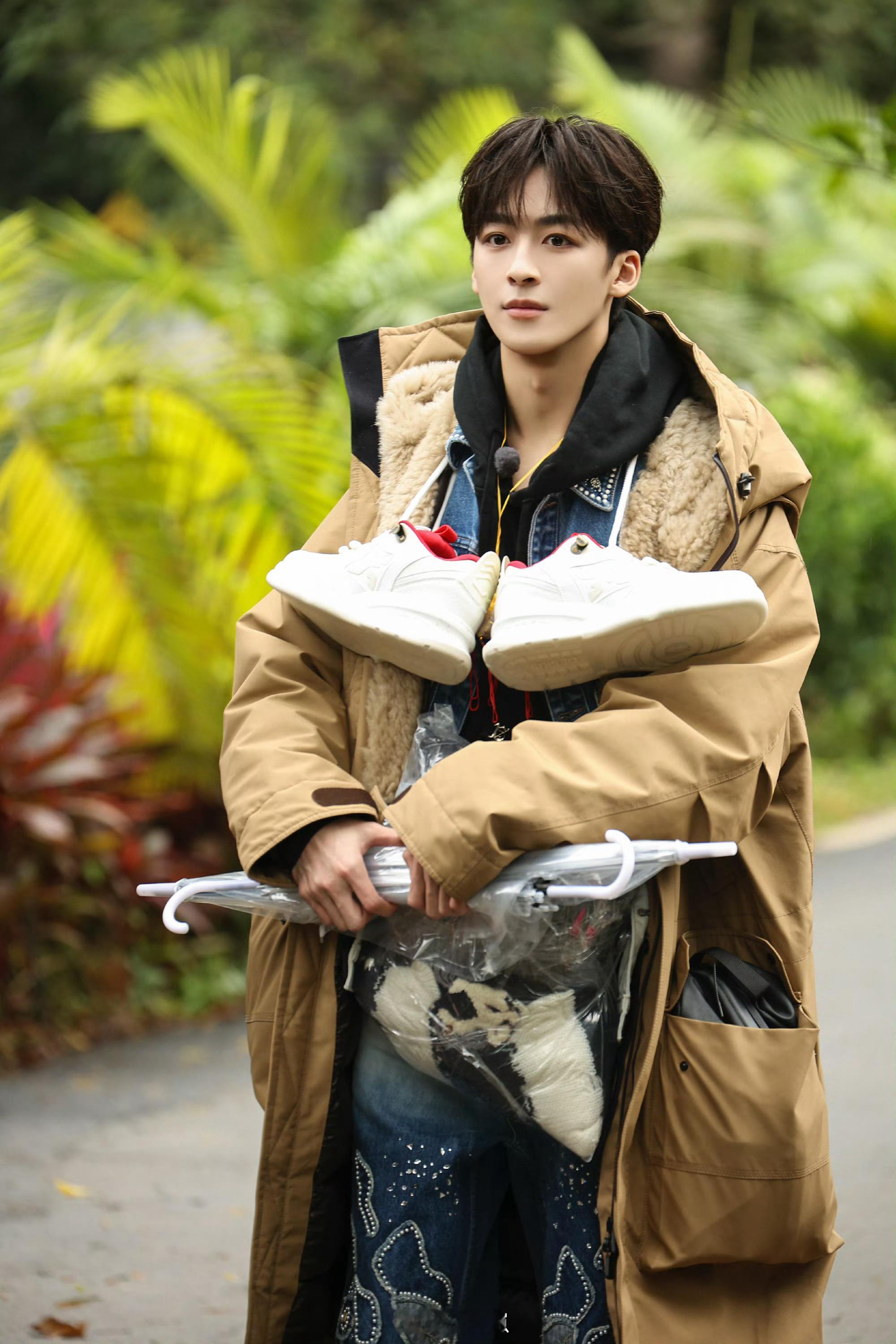 50年内没人能懂何洛洛这装扮何洛洛去蘑菇屋的装扮太抽象了！衣服贴身上、鞋挂脖子，