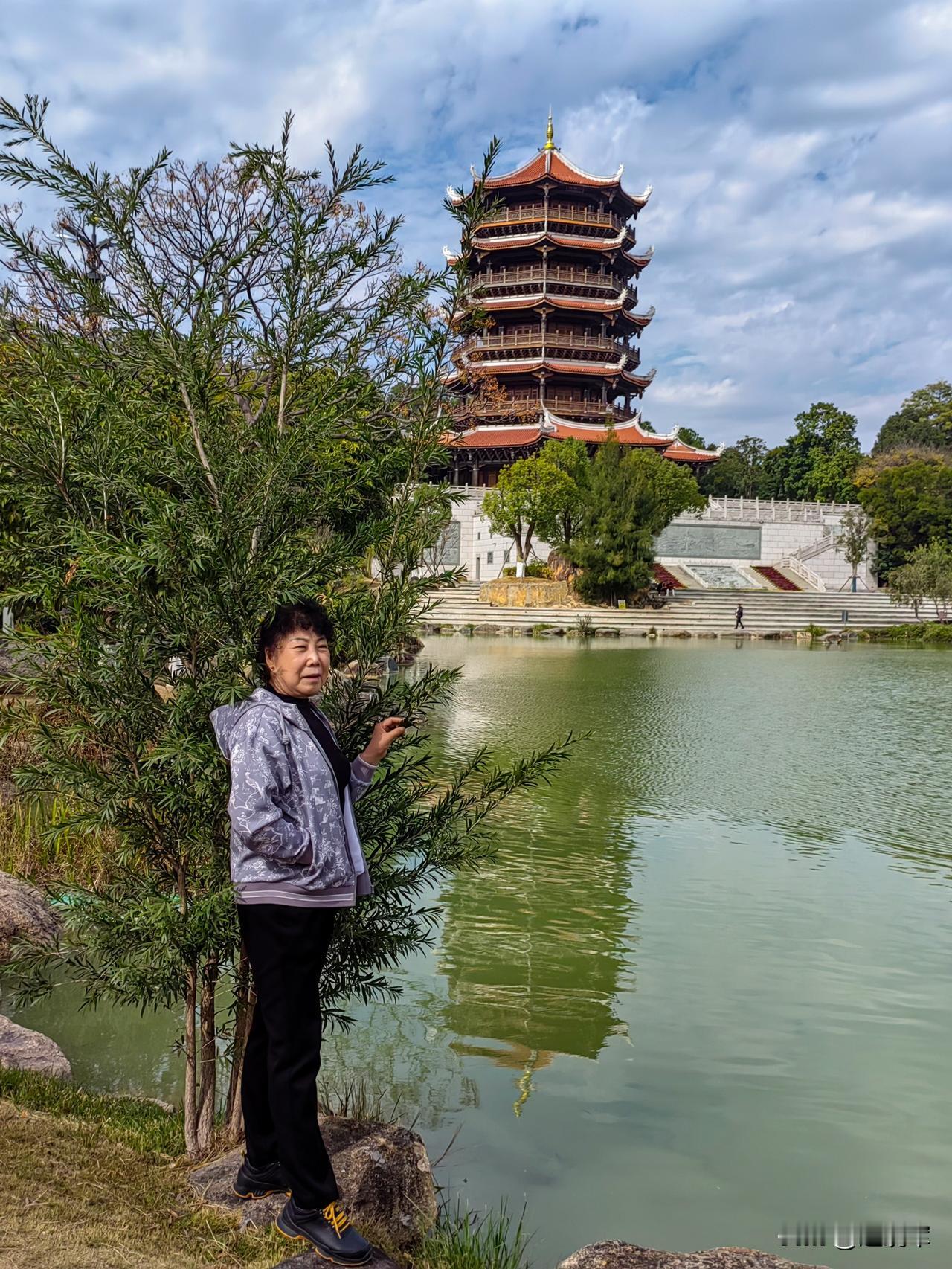 大妹夫妇到儿子工作的福建晋江去团聚。70岁的人了，玩得依然惬意，遇到美景，就是一