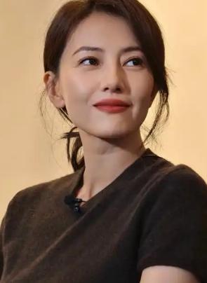 演员高圆圆说：“我出生在北京的一个知识分子家庭，我爸爸毕业于清华大学，从事航天工