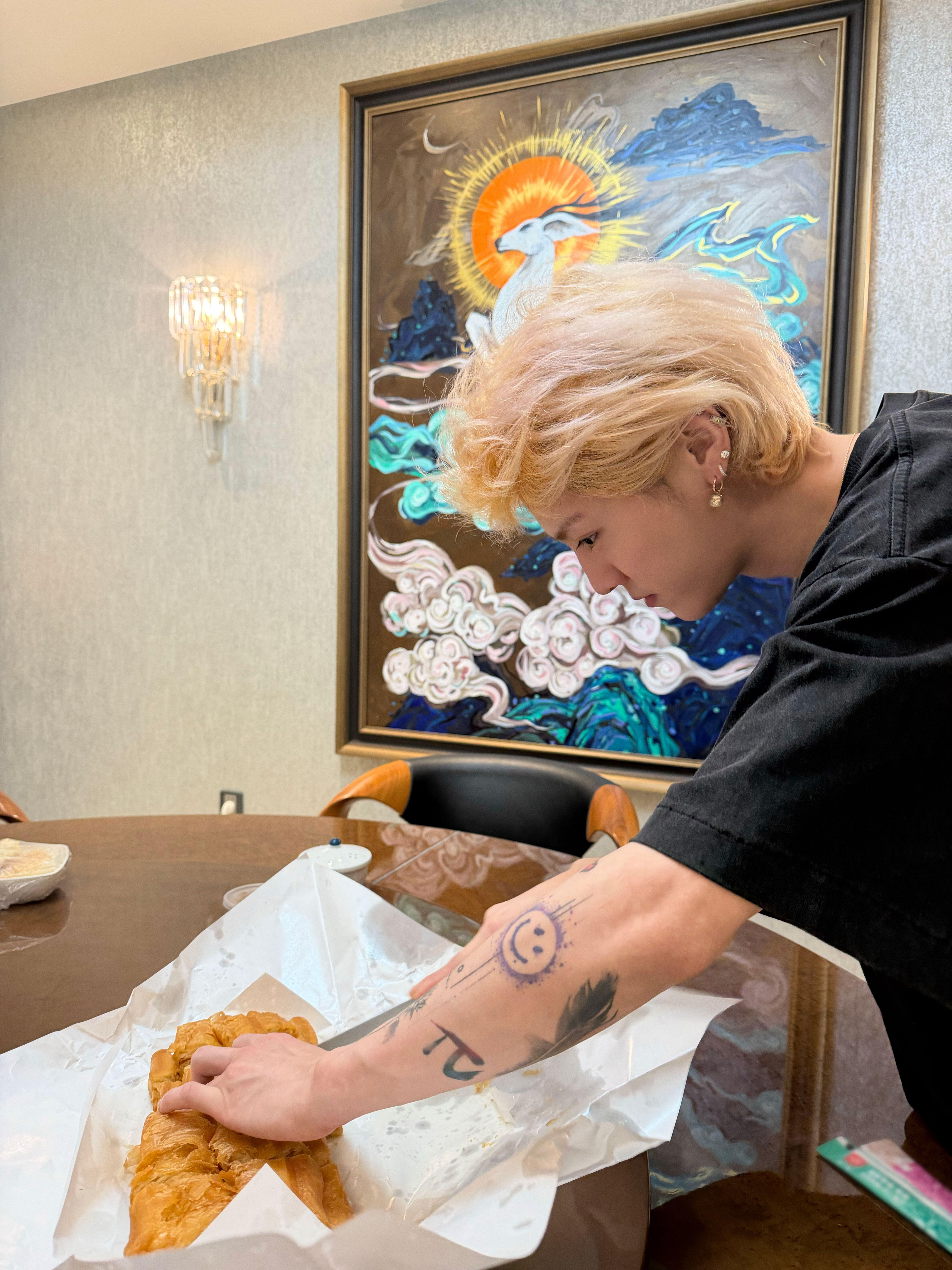 鹿晗最新营业照 