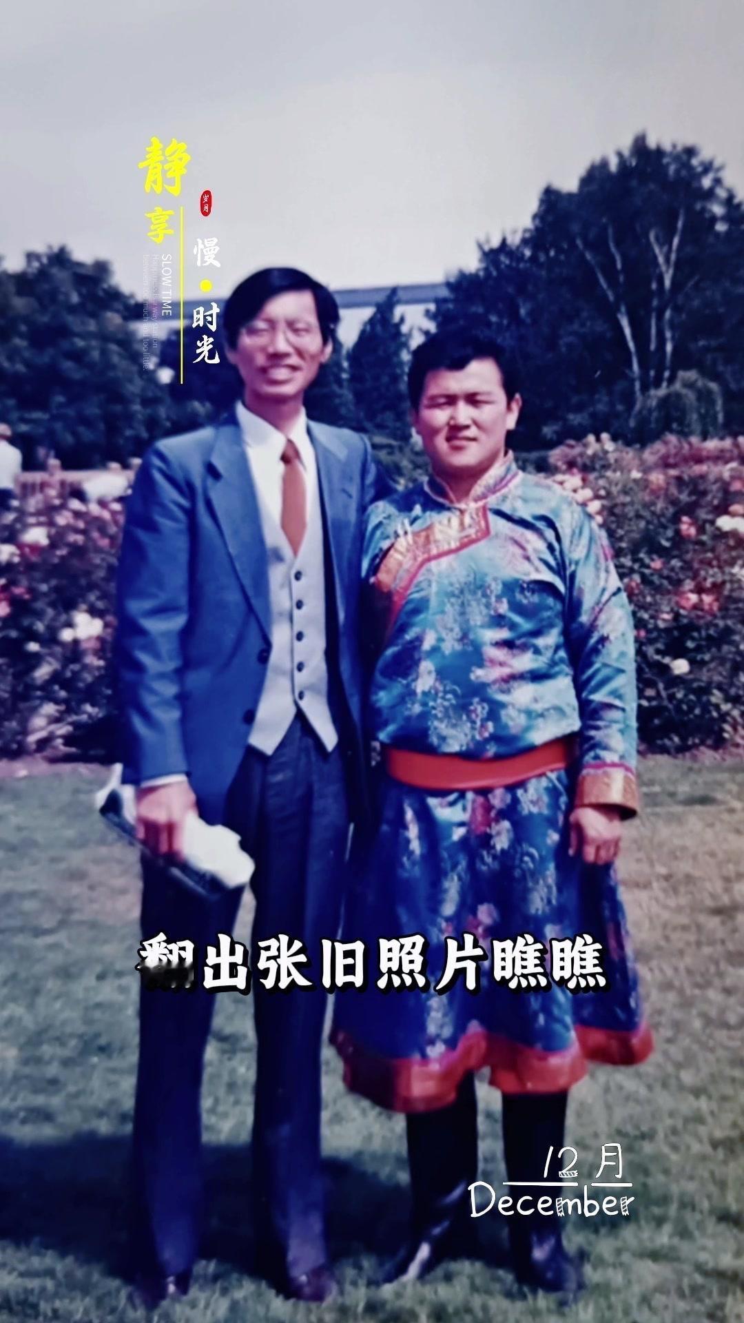 📸翻到1987年的照片，扎着麻花辫穿着民族服饰，在花丛里笑得一脸灿烂。那时的我