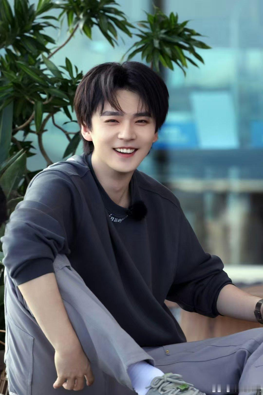 王鹤棣一句话让张宸逍跪了亲爱的客栈 沙滩运动会惩罚环节封神现场！王鹤棣一句话让张