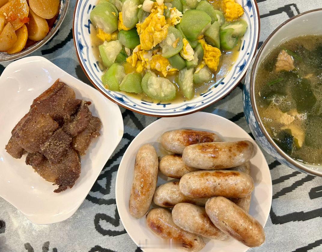 吃啦哥哥弟弟要吃烤肠！安排！海带肉片汤➕丝瓜炒鸡蛋➕粉蒸肉➕烤肉肠我太喜欢海带汤