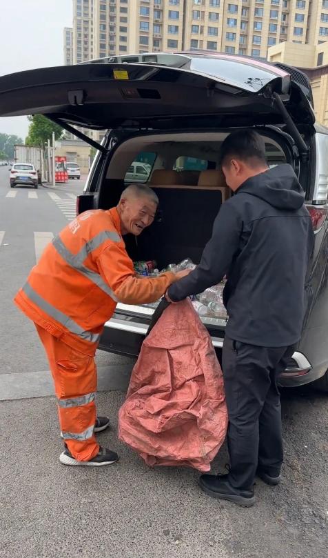 河南一男子攒2个月空瓶子留给环卫老人：我卖不了几块钱，还不如让老人们开心一下。